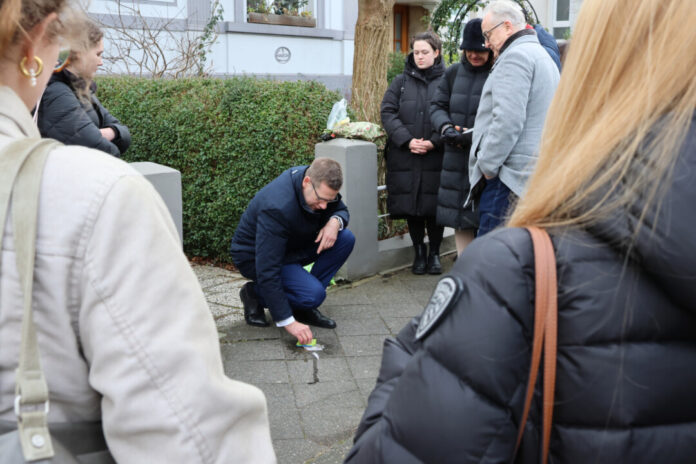 Reinigung der Stolpersteine 2026 In einer gemeinsamen Aktion haben Engagierte im Beisein des Bürgermeisters Stolpersteine in Erkrath gereingt, um an die Schicksale der NS-Opfer zu erinnern. Foto: Stadt Erkrath