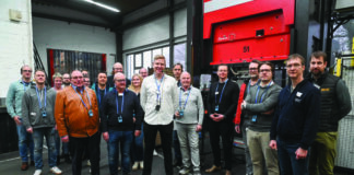 Stehling Stanztechnik öffnete Pforten für Schlüsselregion-Mitglieder Die Teilnehmenden des Wirtschaftsfrühstücks bei der Betriebsführung durch die Produktionshallen der Stehling Stanztechnik GmbH. Foto: Schlüsselregion e.V./ A. Roth