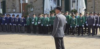 Der Oberst (Peter Krümel) nimmt die Formation ab. Bild: Alexander Heinz
