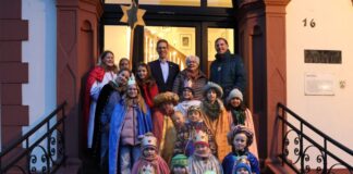 Sternsinger zu Gast im Rathaus Die Sternsinger brachten den Segen. Foto: Stadt Erkrath