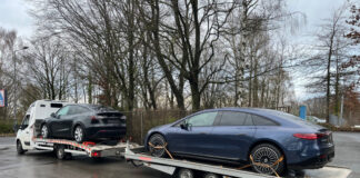 Motorradpolizist zieht Transporter aus dem Verkehr Der überladene Autotransporter. Foto: Polizei