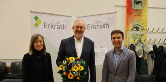 Verabschiedung von Musikschulleiter Guido Mallwitz Sarukhanyan (r.) an, beide sind bereits als Lehrkräfte der Jugendmusikschule aktiv. Foto: Stadt Erkrath