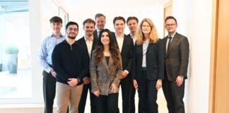 Neue Bankkaufleute bei der Volksbank im Bergischen Fröhliche Gesichter zum erfolgreichen Ausbildungsende (v. l.): Luca Klewer, Michele Dollero, Alexander Oswald, Vorstand Henning Wichart, Betül Aybir, Leon Musial, Nicolai Krumsiek, Ausbildungsverantwortliche Daphne Alexander und Vorstand Andreas Christian Fried. Foto: Volksbank