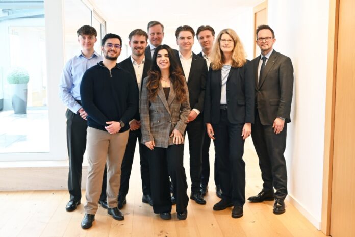 Volksbank_neue Bankkaufleute (1) Fröhliche Gesichter zum erfolgreichen Ausbildungsende (v. l.): Luca Klewer, Michele Dollero, Alexander Oswald, Vorstand Henning Wichart, Betül Aybir, Leon Musial, Nicolai Krumsiek, Ausbildungsverantwortliche Daphne Alexander und Vorstand Andreas Christian Fried. Foto: Volksbank