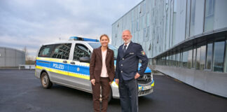 Spitzenwechsel bei der Polizei: “Für die Sicherheit im Kreis Mettmann!” Landrätin Bettina Warnecke begrüßte den neuen Abteilungsleiter der Kreispolizeibehörde Mettmann, den Leitenden Polizeidirektor Holger Schepanski. Foto: Polizei
