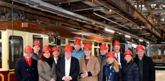 Neue Wagenhalle in Vohwinkel: Förderbescheid überreicht Josef Neumann (Landtagsabgeordneter SPD), Marcel Vartmann (moBiel GmbH, Geschäftsbereichsleiter Markt und Fahrgast), Sonja Rode (Stadt Köln, Amtsleitung - Amt für Brücken, Tunnel und Stadtbahnbau), Holger Fritsch (go.Rheinland, Bereichsleiter ÖPNV-Investitionsförderung und Regionale Mobilitätsentwicklung), Oliver Krischer (Minister für Umwelt, Naturschutz und Verkehr des Landes Nordrhein-Westfalen), Klaus-Dieter Hering (VRR, Fachgruppenleiter Investitionsförderung ÖSPV), Sabine Schnake (Geschäftsführerin WSW mobil), Uwe Achterfeld (STOAG Stadtwerke Oberhausen GmbH, Prokurist), Alexandra Westkamp (NWL, stellvertretende Geschäftsführung), Martin Barnat (Stadt Hilden, Amtsleitung - Planungs- und Vermessungsamt), Kristina Busch (moBiel GmbH, Leiterin Verkehrsplanung) und Dr. Martin Uhlendorf vom NWL (Abteilungsleitung Infrastrukturförderung) (v. l.).Foto: Bettina Osswald