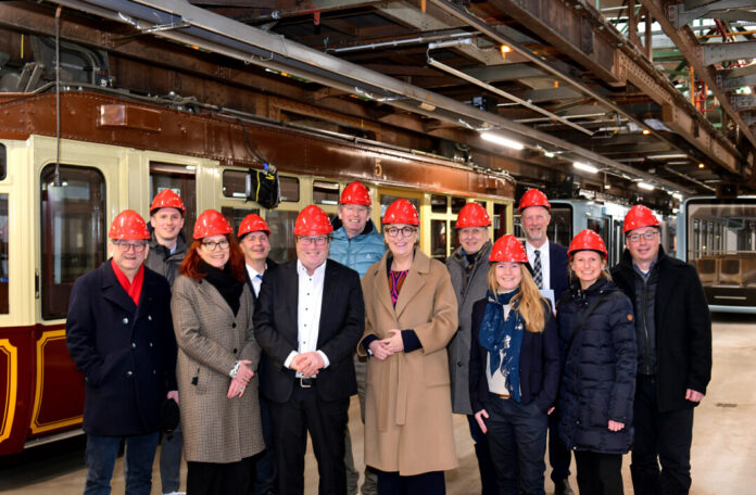 WSW Wuppertaler Stadtwerke GmbH | Bromberger Straße 39 | 42281 Josef Neumann (Landtagsabgeordneter SPD), Marcel Vartmann (moBiel GmbH, Geschäftsbereichsleiter Markt und Fahrgast), Sonja Rode (Stadt Köln, Amtsleitung - Amt für Brücken, Tunnel und Stadtbahnbau), Holger Fritsch (go.Rheinland, Bereichsleiter ÖPNV-Investitionsförderung und Regionale Mobilitätsentwicklung), Oliver Krischer (Minister für Umwelt, Naturschutz und Verkehr des Landes Nordrhein-Westfalen), Klaus-Dieter Hering (VRR, Fachgruppenleiter Investitionsförderung ÖSPV), Sabine Schnake (Geschäftsführerin WSW mobil), Uwe Achterfeld (STOAG Stadtwerke Oberhausen GmbH, Prokurist), Alexandra Westkamp (NWL, stellvertretende Geschäftsführung), Martin Barnat (Stadt Hilden, Amtsleitung - Planungs- und Vermessungsamt), Kristina Busch (moBiel GmbH, Leiterin Verkehrsplanung) und Dr. Martin Uhlendorf vom NWL (Abteilungsleitung Infrastrukturförderung) (v. l.).Foto: Bettina Osswald