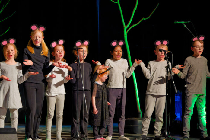 Die Chorkinder bei der Show „Wild Life“ in der Aula des Heinrich-Heine-Gymnasiums. Foto: Lutz Wulfestie Die Chorkinder bei der Show „Wild Life“ in der Aula des Heinrich-Heine-Gymnasiums. Foto: Lutz Wulfestie