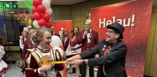 Weiberfastnacht in Wülfrath: Karneval in der Sparkasse