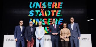 NRW startet Olympia-Kampagne mit Lichtshows und Sportstars Hendrik Wüst (4 v.l.) gab zusammen mit prominenten Unterstützern den Startschuss für die Olympia-Kampagne.