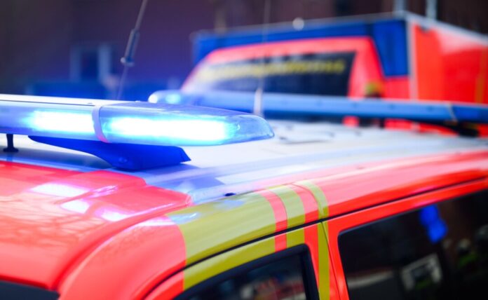 Notarzt und Rettungswagen Weshalb der Fahrer von der Straße abkommt, ist unklar. (Symbolbild)