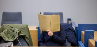 Kleine Tochter jahrelang eingesperrt – Mutter vor Gericht Die angeklagte Mutter verbirgt ihr Gesicht hinter einer Akte. Sie soll ihre kleine Tochter vom Kleinkindalter an versteckt und abgeschottet haben.