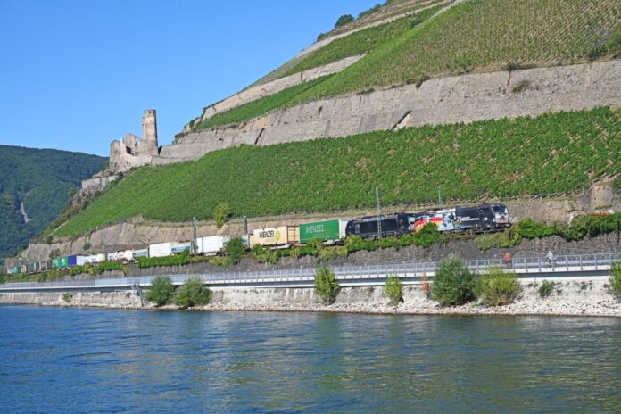 Rechtsrheinische Bahnstrecke am Mittelrhein Die rechtsrheinische Bahnstrecke, die von Juli bis Dezember generalsaniert werden soll, führt an zahlreichen Burgen vorbei. (Archivbild)