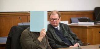 Schüsse bei Verkehrskontrolle: Polizist schweigt vor Gericht Die beiden Insassen des Fahrzeugs blieben unverletzt.