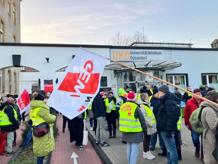 Warnstreiks im Tarifkonflikt im öffentlichen Dienst - Düsseldorf Beschäftigte der Uniklinik Düsseldorf bei sich bereits an einem Warnstreik vor wenigen Tagen. (Archivbild)