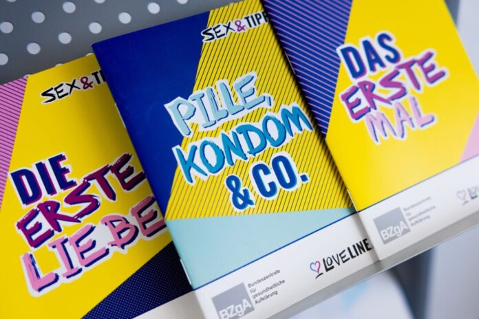 Studie - Erste sexuelle Erfahrungen von Jugendlichen 23 Prozent der 16-Jährigen haben laut Umfrage schon Geschlechtsverkehr gehabt - bei der Vorgängerstudie 2019 waren es noch 34 Prozent.