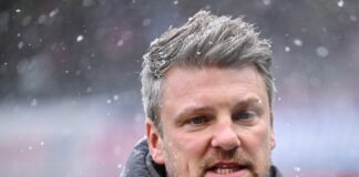 Sieglos-Serie: Fan-Banner gegen Köln-Coach Lukas Kwasniok Kölns Trainer Lukas Kwasniok musste nach dem 2:2 in Heidenheim zu einem Fan-Plakat Stellung nehmen.