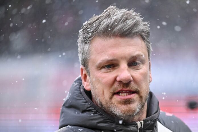 1. FC Heidenheim - 1. FC Köln Kölns Trainer Lukas Kwasniok musste nach dem 2:2 in Heidenheim zu einem Fan-Plakat Stellung nehmen.