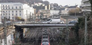 Strecke Köln–Hagen monatelang dicht – Busse statt Züge Auf der engen Bahnstrecke mitten durch Wuppertal wird bald gebaut: Die Bahn plant eine Generalsanierung