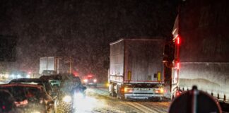 Schneeglatte Straßen und die Sorge vor noch mehr Glatteis An Steigungen fuhren sich mehrere Lastwagen fest - wie hier in Vlotho.