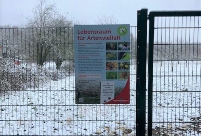Dieses Informationsschild wird kurzfristig an der Streuobstwiese „Hahner Heide“ aufgestellt. Foto: Stadt Ratingen Dieses Informationsschild wird kurzfristig an der Streuobstwiese „Hahner Heide“ aufgestellt. Foto: Stadt Ratingen