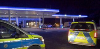 Polizist bei Einsatz in Köln angefahren und verletzt Ein Polizist wurde mit schweren Verletzungen ins Krankenhaus gebracht.