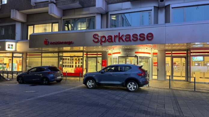 Polizei durchsucht Sparkasse nach Millionen-Coup Die Sparkasse bleibt bis auf den SB-Raum mit den Automaten noch für Wochen zu - im Tresorraum wird fieberhaft gearbeitet.
