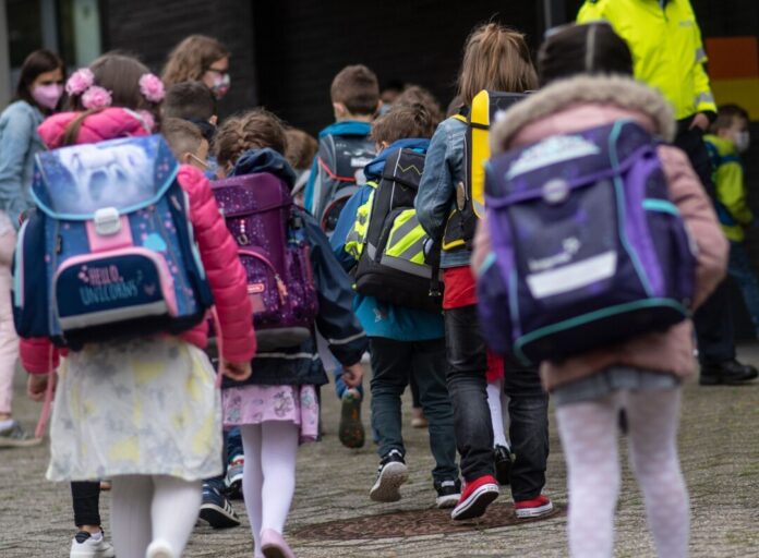 Einschulung Ab der ersten Klassen beginnt mit dem Schuljahr 2026/27 ein Rechtsanspruch auf eine Ganztagsbetreuung. (Archivbild)