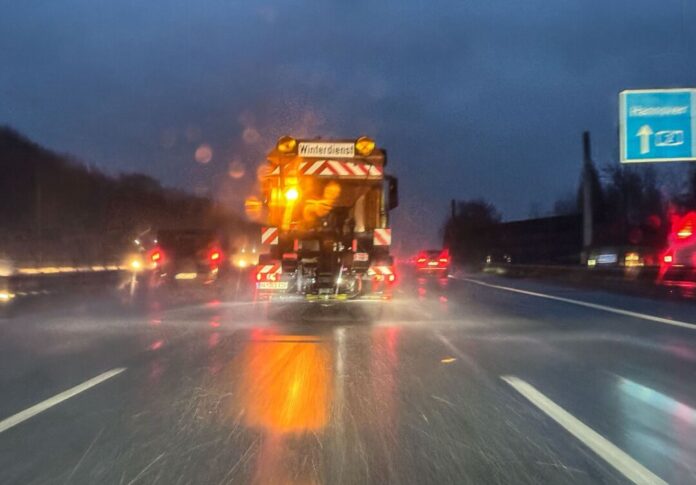 Glätte-Unfall: Streufahrzeug überschlägt sich Auch Streufahrzeuge sind nicht vor Glätte-Unfällen gefeit. (Symbolbild)