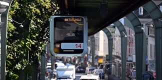 Schwebebahn-Jubiläum: Münze kommt spät, Briefmarke bald An einigen Stellen führt die Schwebebahntrasse über Straßen. Große Teile der Trasse sind direkt über der Wupper gebaut. (Archivbild)