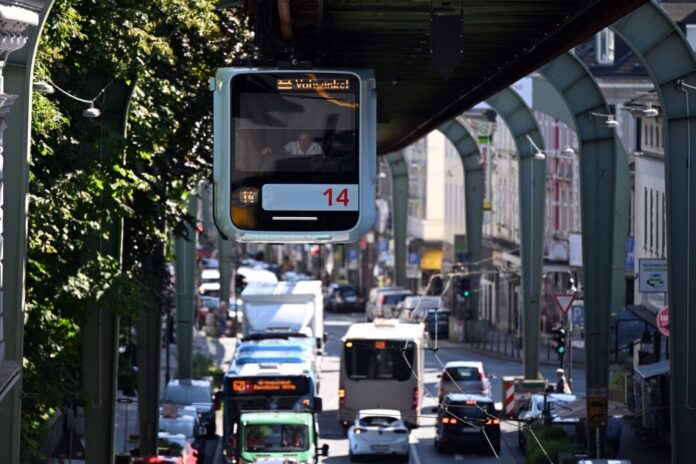 Wuppertaler Schwebebahn An einigen Stellen führt die Schwebebahntrasse über Straßen. Große Teile der Trasse sind direkt über der Wupper gebaut. (Archivbild)