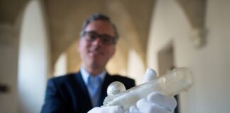 Ein Glas-Dildo für Nonnen Der Glasphallus von Herford wurde auch schon in einer Ausstellung präsentiert. (Archivbild)