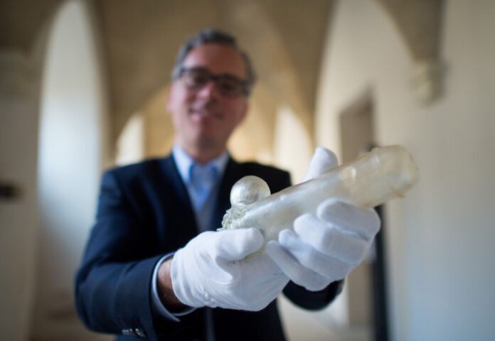 Der Glasphallus von Herford Der Glasphallus von Herford wurde auch schon in einer Ausstellung präsentiert. (Archivbild)