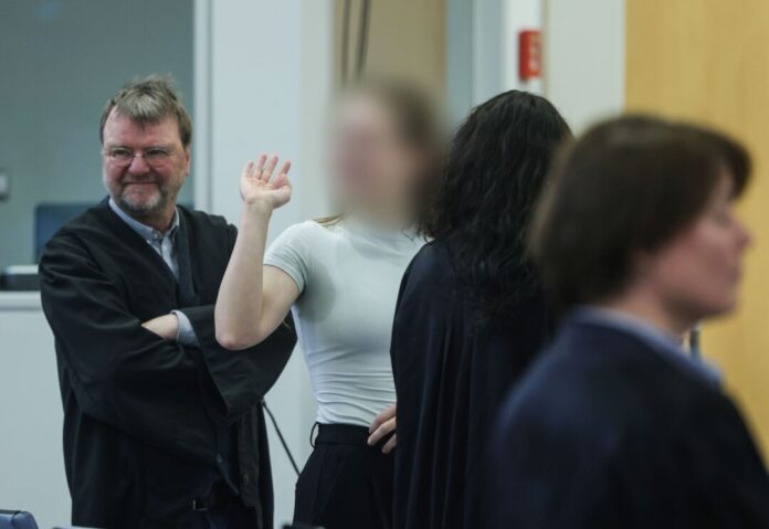 Prozess gegen mutmaßliche Linksextremisten Aus den Reihen der Zuschauer kam es vor Prozessbeginn zu Sympathiebekundungen für die Angeklagten.