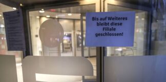 «Flut» an Hinweisen nach Bankeinbruch in Gelsenkirchen Ein Zettel mit der Aufschrift «Bis auf Weiteres bleibt diese Filiale geschlossen» hängt am Eingang der Sparkassen-Filiale Gelsenkirchen-Buer.