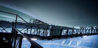 Entscheidung über nächstes HSV-Spiel weiter offen Durch Tauwasser infolge des starken Wintertreibens im Norden sind Beulen in der Dachmembran des Hamburger Volksparkstadions erkennbar.