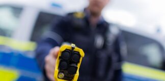 GdP fordert landesweiten Einsatz von Tasern Gewerkschaft der Polizei will Taser landesweit (Archivbild)