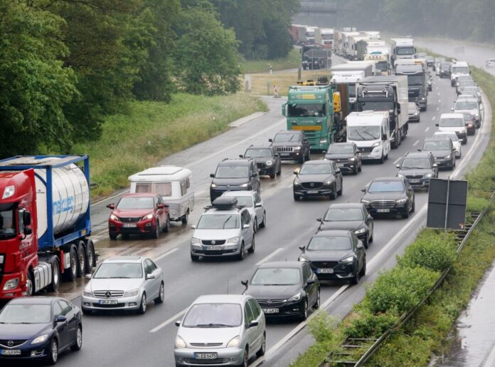 Autobahnkreuz Kaiserberg Autos stauen sich auf der A3 am Kreuz Kaiserberg. (Archivbild)