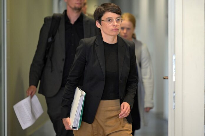 NRW-Flüchtlingsministerin Josefine Paul (Grüne) NRW-Flüchtlingsministerin Josefine Paul (Grüne) wird wegen ihrer anfangs schleppenden Kommunikation nach dem Anschlag kritisiert. (Archivbild)