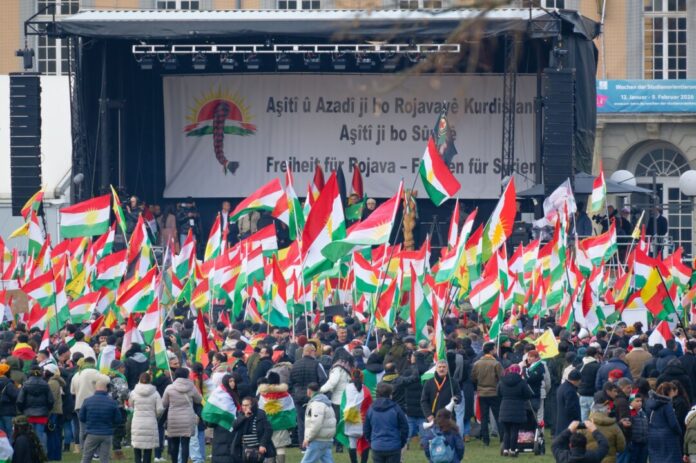 Tausende bei Demo zur Situation in Nord-Syrien. Tausende machen bei einer Demo in Bonn auf die Situation der Kurden in Nord-Syrien aufmerksam.