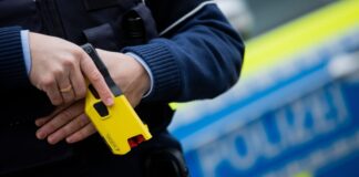 14-Jähriger bei Messerattacke schwer verletzt Unter Androhung von Schusswaffe und Taser ließ sich der Mann widerstandslos festnehmen. (Symbolbild)