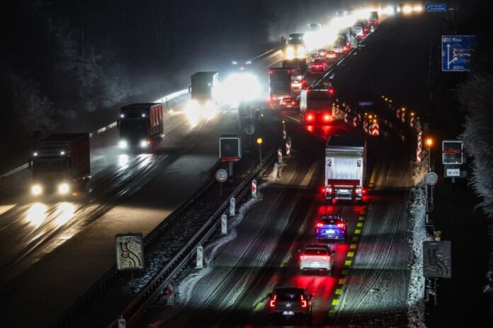 Winterwetter in Nordrhein-Westfalen Der Regen auf den eiskalten Böden führt in Teilen Nordrhein-Westfalens zu Verkehrsbehinderungen.