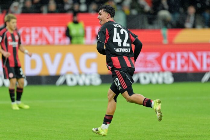 Eintracht Frankfurt - Borussia Dortmund Uzun jubelt für Frankfurt.