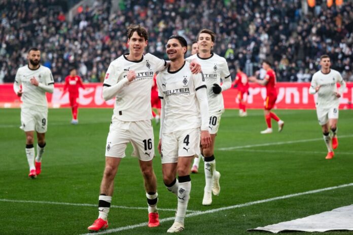 Borussia Mönchengladbach - FC Augsburg Sander und Diks freuen sich über die frühe Führung.