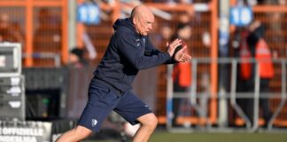 Farbenstreit vor Revierderby: Bochum gegen Schalke in Blau Stets in kurzen Hosen am Spielfeldrand: Bochums Trainer Uwe Rösler (Archivbild)