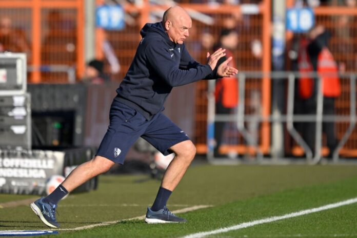 VfL Bochum - Darmstadt 98 Stets in kurzen Hosen am Spielfeldrand: Bochums Trainer Uwe Rösler (Archivbild)