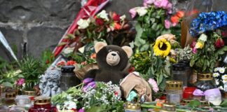 Mord-Prozess startet: Frauen mit Sportwagen erfasst Blumen und Kerzen stehen an der Unfallstelle in Remscheid. Hier wurden zwei junge Frauen von einem stark motorisierten Auto erfasst.