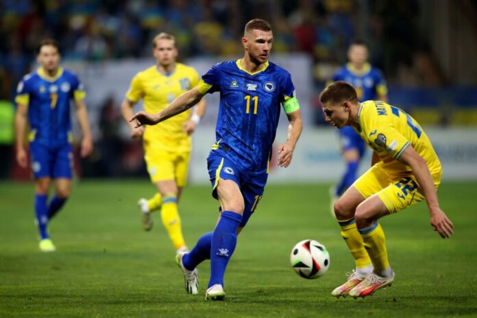 Edin Dzeko (M) Edin Dzeko (M) will zukünftig in der 2. Bundesliga stürmen. (Archivbild)