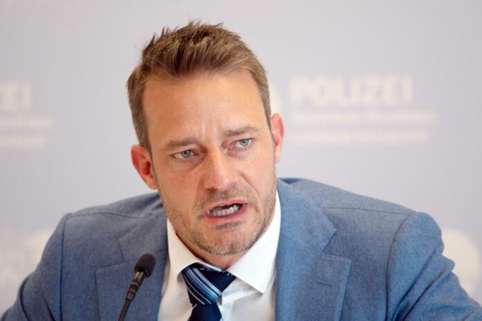 Oliver Huth Oliver Huth, Landesvorsitzender des Bundes Deutscher Kriminalbeamter (BDK) in Nordrhein-Westfalen, fordert eine Debatte über den Sonderstatus von Schließfächern. (Archivbild)