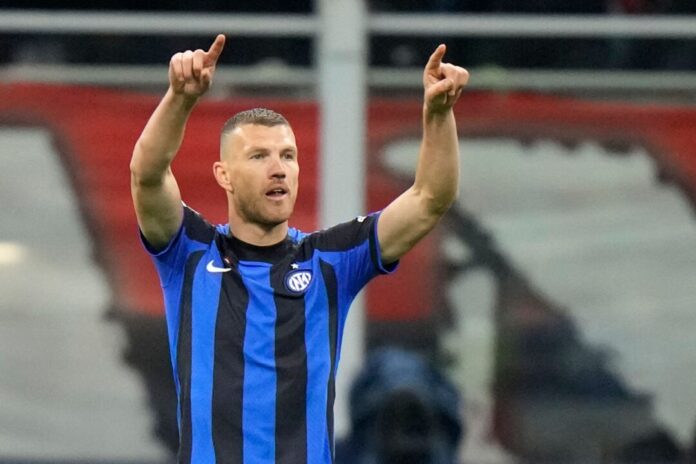 Edin Dzeko Edin Dzeko will künftig auch auf Schalke jubeln. (Archivbild)